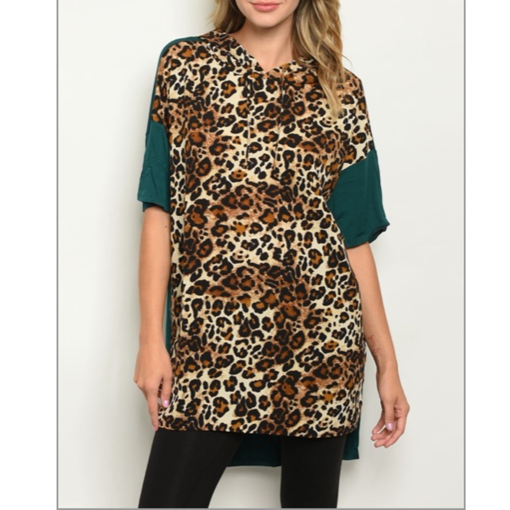 Trendy Leopard print/emerald green short sleeve hooded tunic top-boutique - Picture 2 of 5